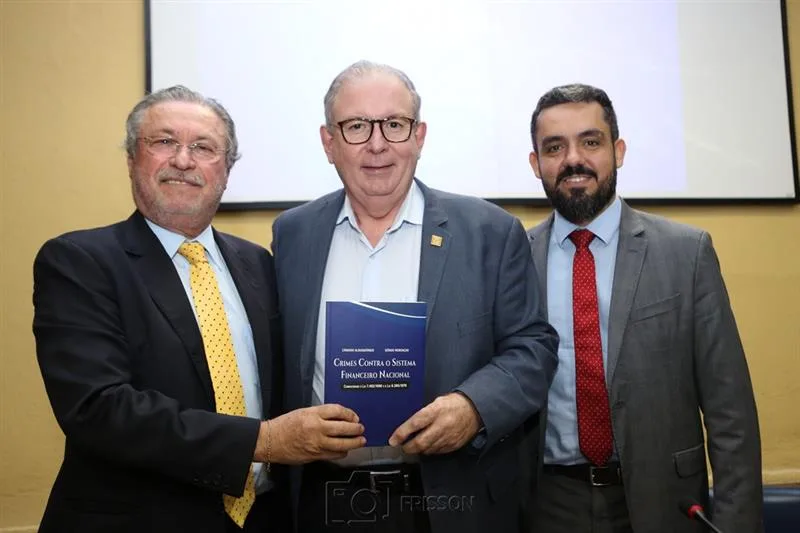 Reitor Cândido Albuquerque lança livro na Faculdade de Direito da UFC