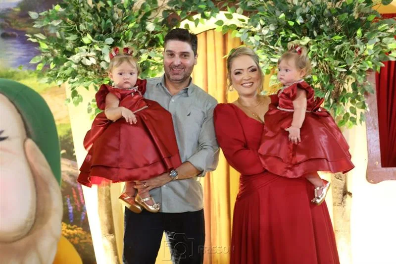 Marcella Maia e Fábio Mesquita celebram o primeiro aninho de suas filhas Nicole e Sofia