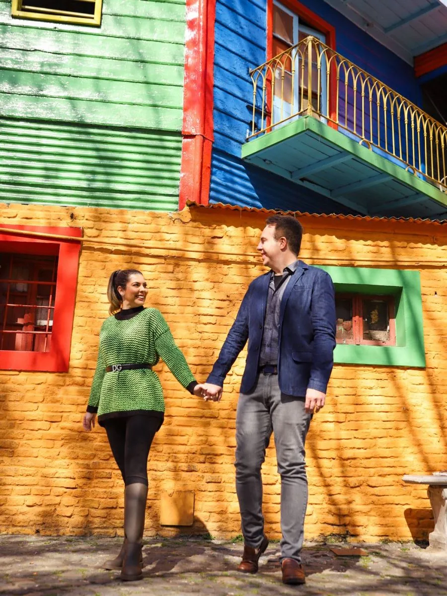 Aline Morais e Márcio Paulino curtem férias e brindam cinco anos de casados