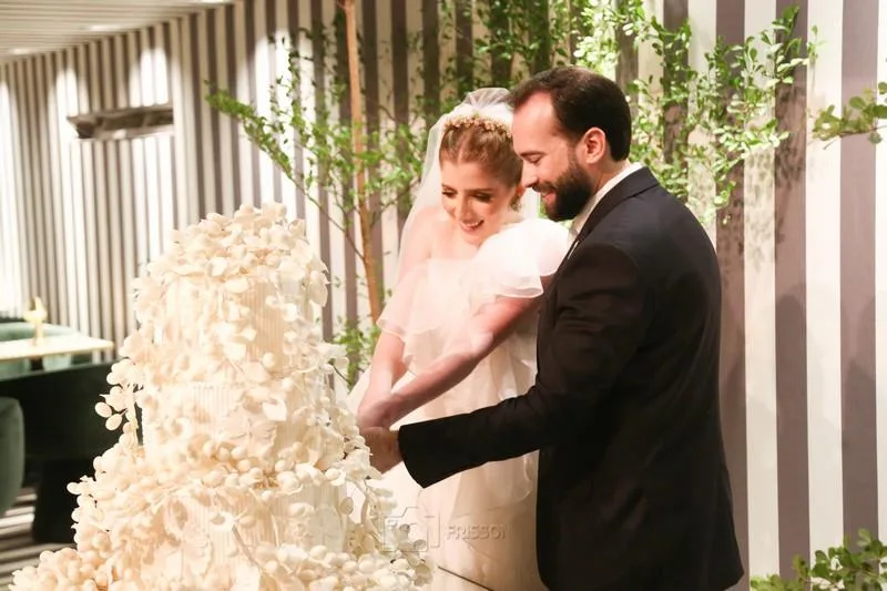 Victoria Petri e Rafael Gomes sobem ao altar e tornam-se marido e mulher