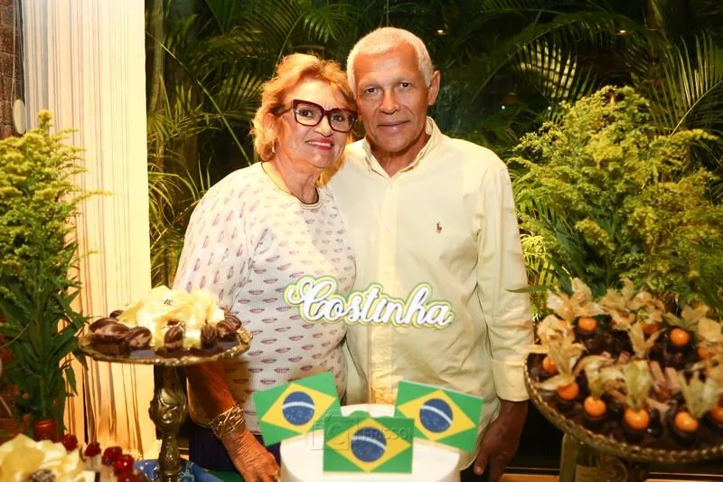 Costinha ganha os parabéns em festa surpresa