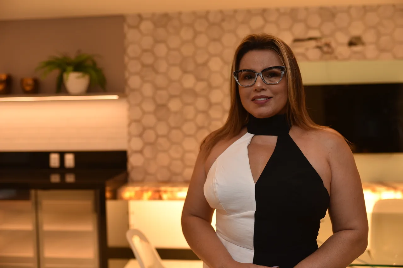 Silmara Cruz usa inovação para transformar óculos de grau em acessório de moda; confira entrevista