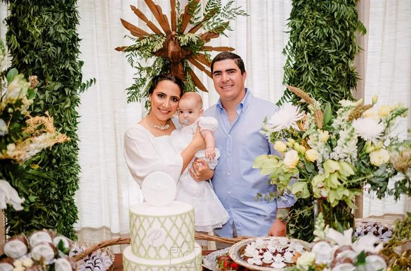 Natália Figueiredo e Paulo Roberto Holanda batizam o filho Paulo Neto