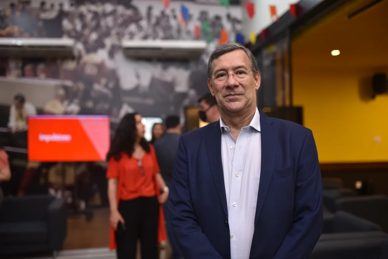 Ex-apresentador do Roda Viva, jornalista Ricardo Lessa lança livro em Fortaleza; veja entrevista