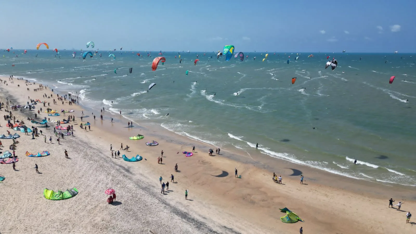 Kitesurf: Mar da praia do Cumbuco bate próprio recorde mundial com 884 velejadores ao mesmo tempo