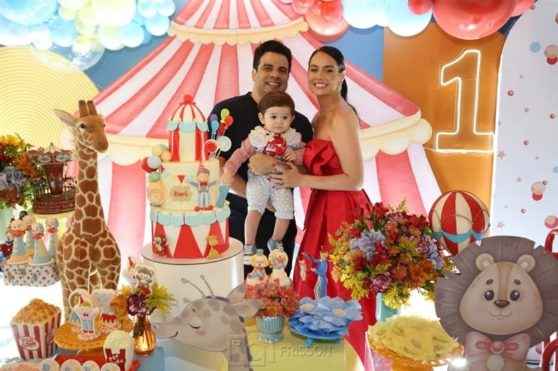 Rachel e Igor Vieira assopram a primeira velinha do filho Davi