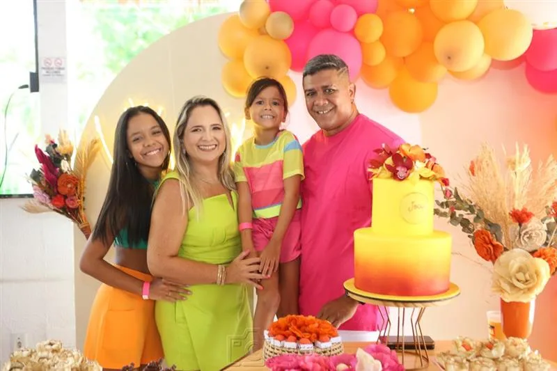 Jocy Jinkings celebra aniversário com os tons da alegria no Jardins Lounge Bar