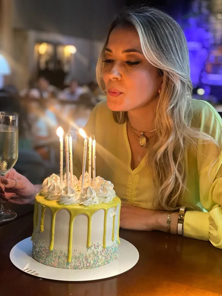 Lia Bastos marca B-Day com dupla comemoração