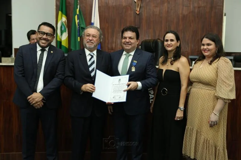 Advogado Fernando Férrer recebe a Medalha do Mérito Jurídico Municipal José de Albuquerque Rocha