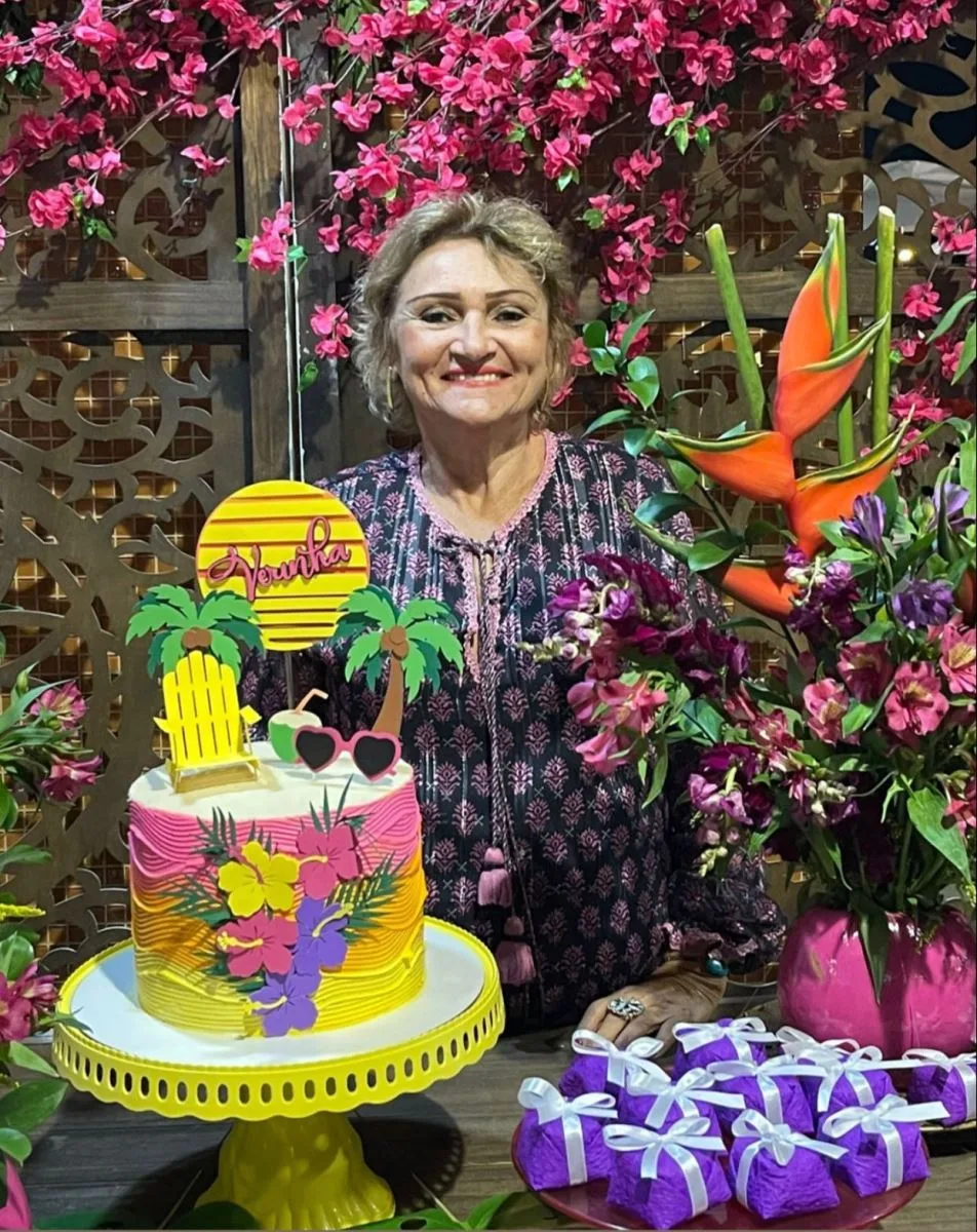 Vera Costa celebra nova idade com turma de amigas e no estilo pé na areia