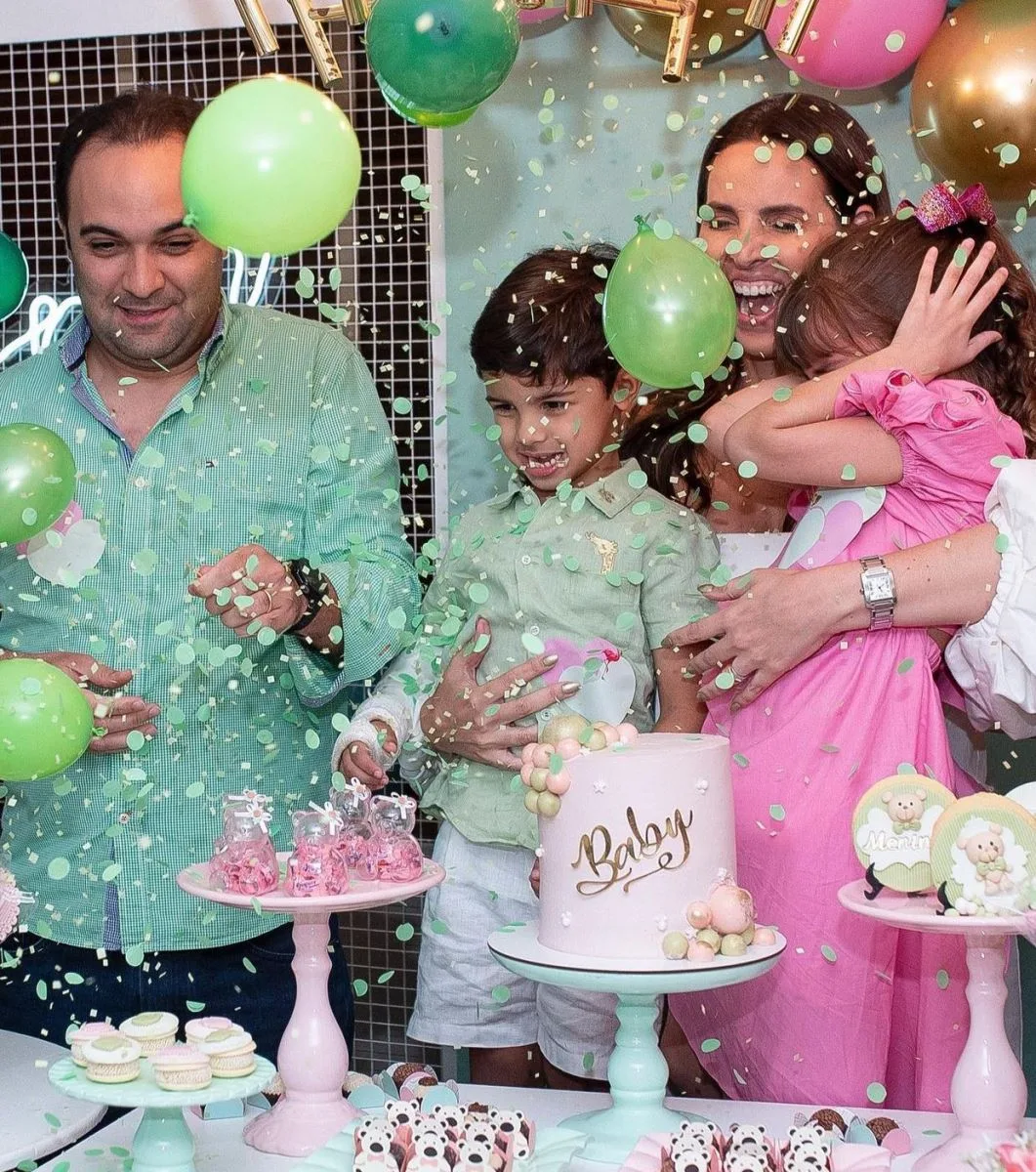 Mariana e Felipe Gurgel descobrem que vem aí um menino, em chá revelação