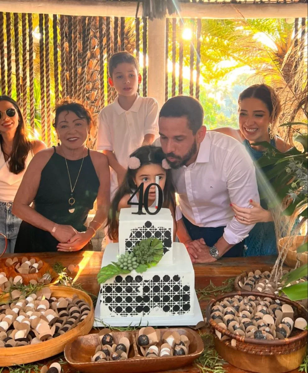 Rafael Sá marca chegada aos 40 anos com festa no Colosso