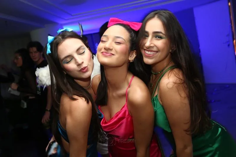 Iann Lira realiza festa temática com turma de amigos