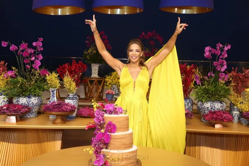 Danielle Filgueiras celebra a chegada aos 50 anos em animado Sunset