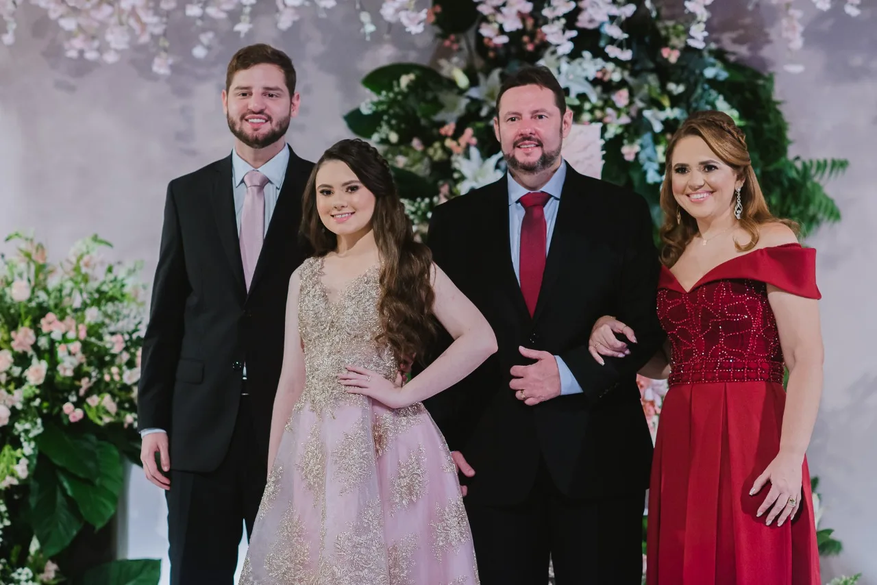 Roberta e Joir Borges realizam festa cheia de encantos para marcar 15 anos da filha Clara