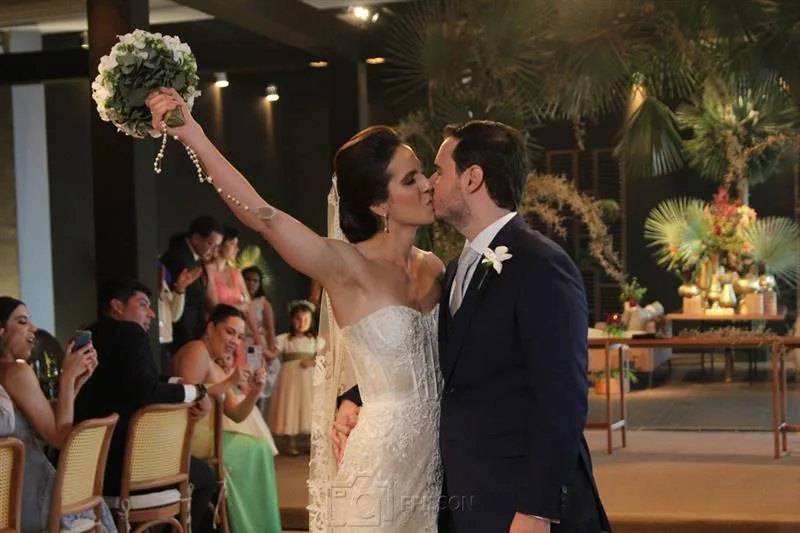Giovanna Gondim e Raimundo Feitosa casam com cerimônia, seguida de recepção, no La Maison Buffet