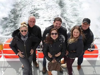 Karina Bezerra e Adriano Assunção curtem férias com amigos