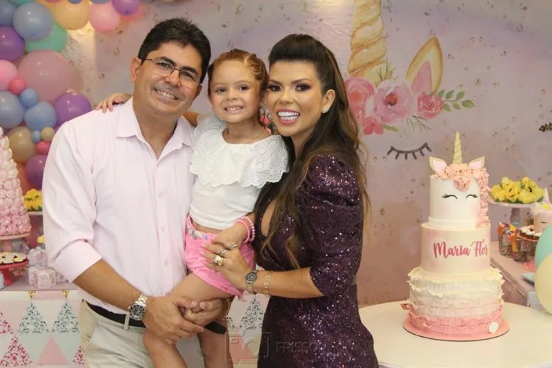 Gigi Flores e Lindomar Holanda celebram os seis anos da filha Maria Flor