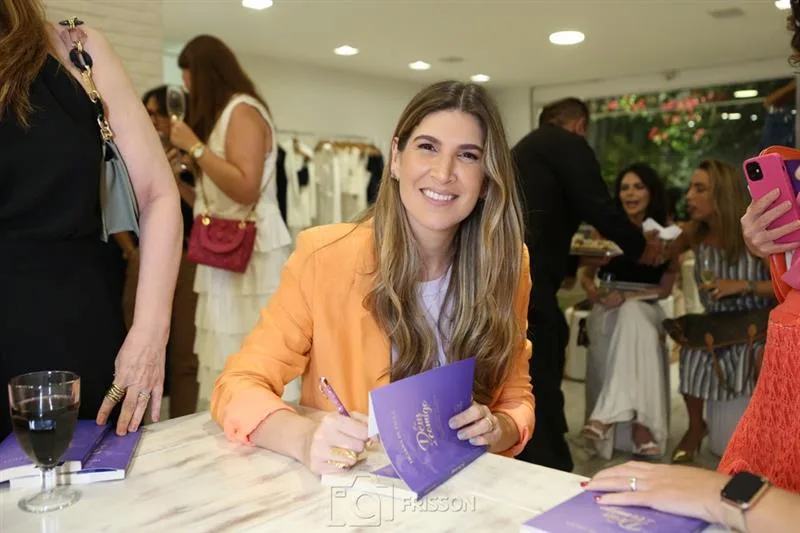 Ticiana de Paula lança o livro “Era Deus Ali Comigo” em evento na Twenty Four Seven