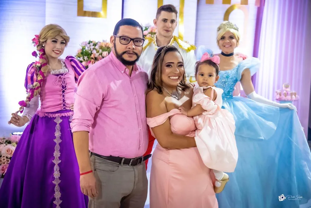 Daniele e Marcos Lemos assopram primeira velinha da filha Marcelle