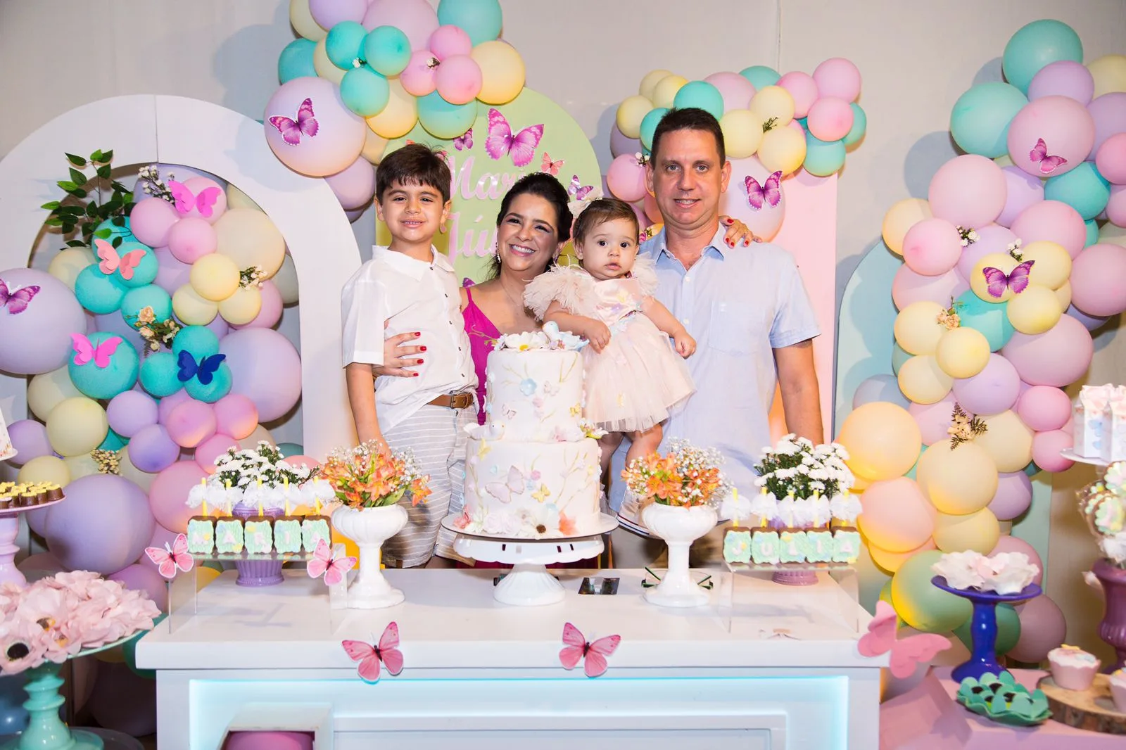 Juliana Menezes e Gustavo Almeida realizam festa dupla para os filhos