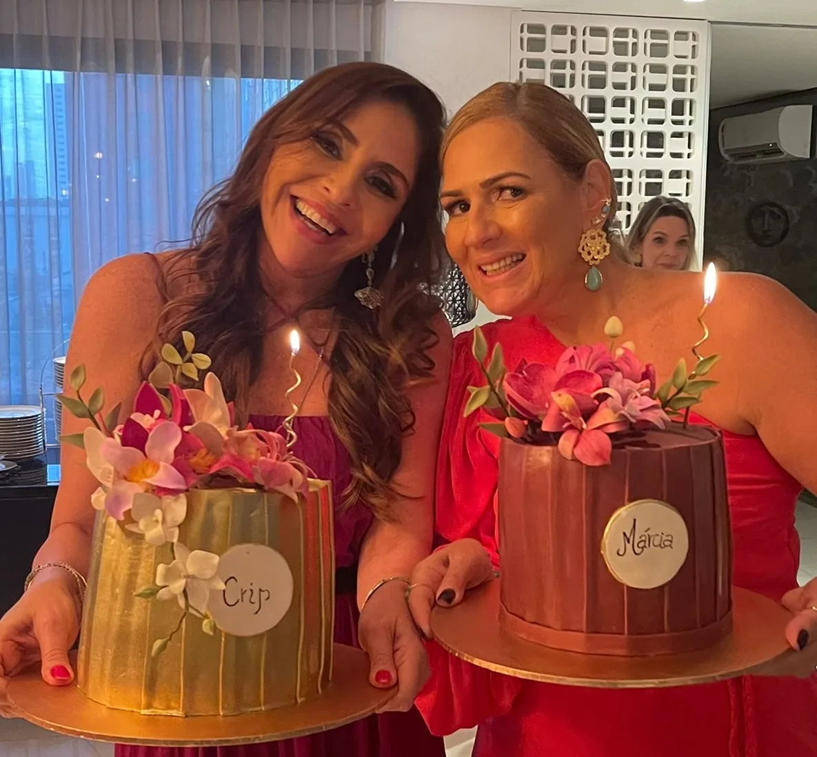 Márcia Peixoto e Cristiane Faria ganham os parabéns em almoço surpresa