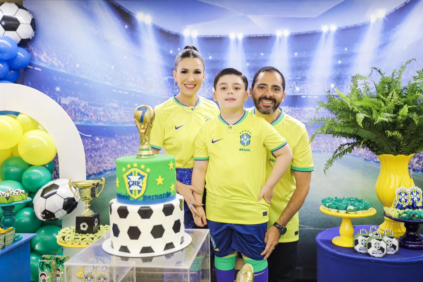 Giuliana Botelho e Atilla Fernandes comemoram os sete anos do filho Antônio Bernardo