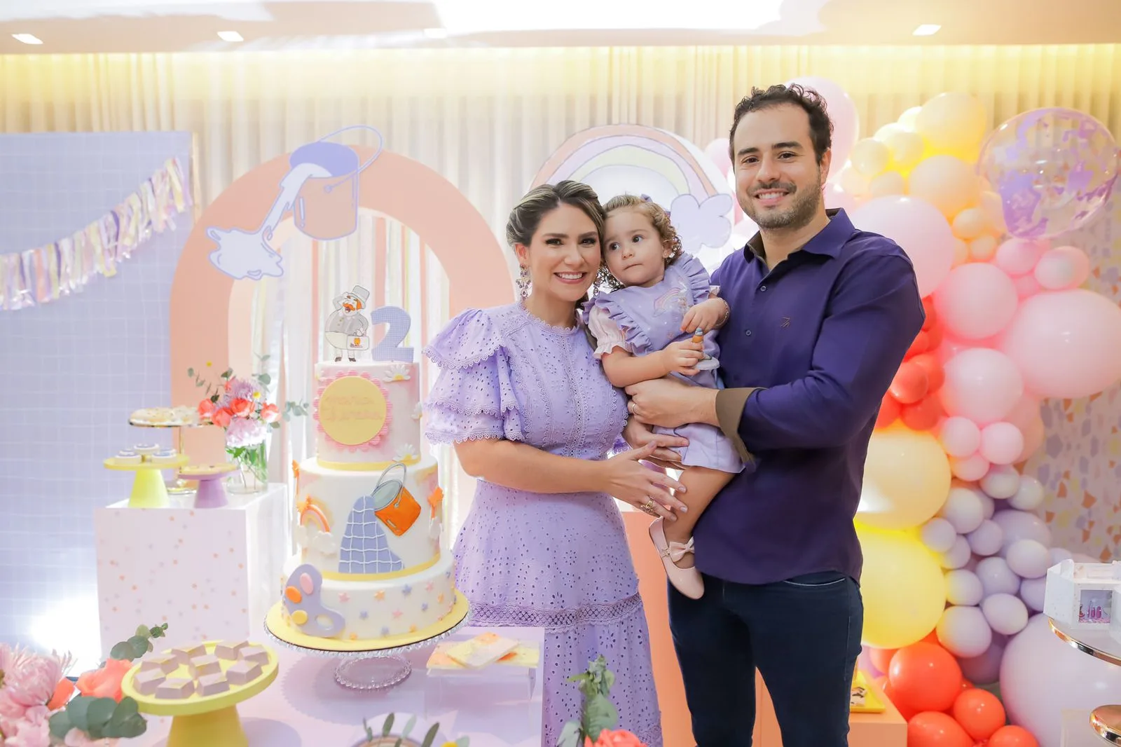 Nathália da Escóssia e Oswaldo Duarte assopram as duas velinhas da filha Maria Thereza
