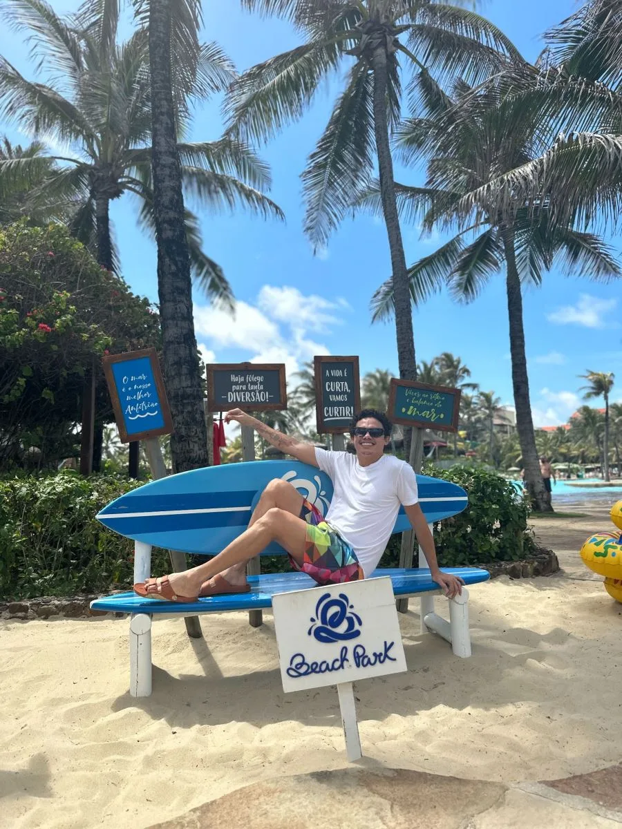 Ator Silvero Pereira curte dia com amigos no Beach Park