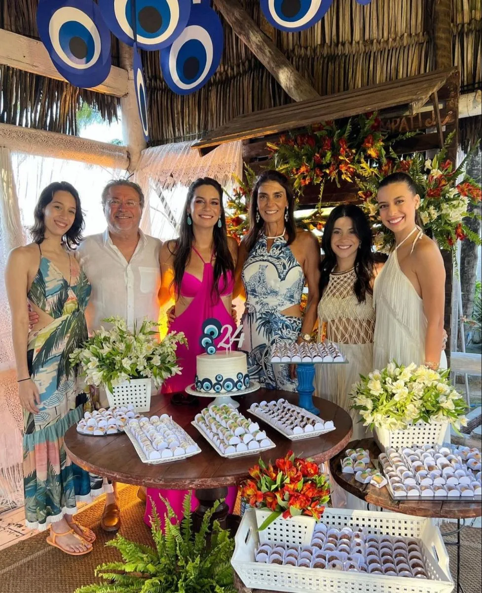 Carol Albuquerque festeja seus 24 anos com muita alegria