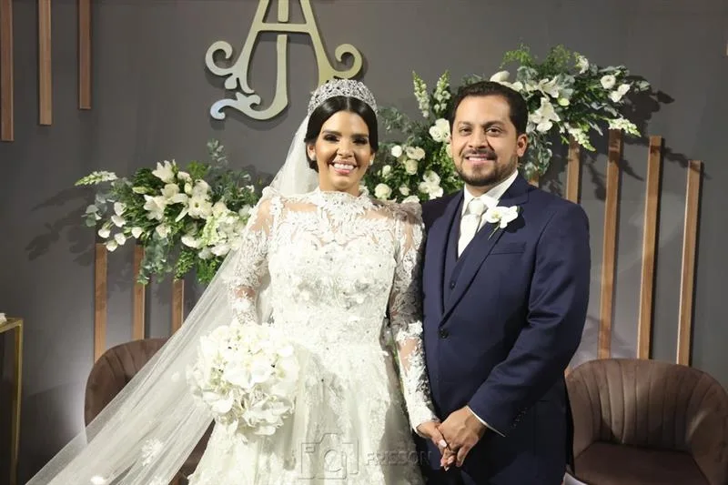 Julyana Fares e André Campos sobem ao altar da Igreja do Líbano