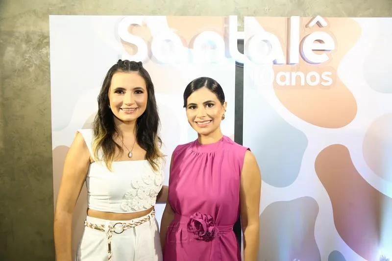 Renata e Germana Rocha celebram 10 anos da Santalê em noite de frisson