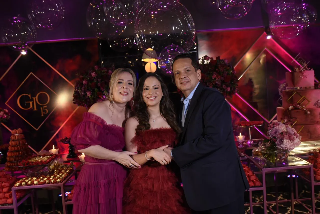 Natália Aragão e Marcus Lage celebram o début da filha Giovanna