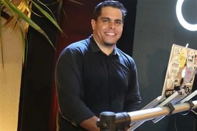 "Ronaldo Navarro: 'o palco do DJ é um negócio de visão'", por Lidú Figueiredo