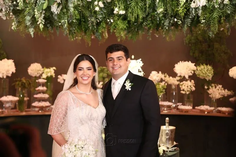 Suzana Geleilate e João Victor Pinto confirmam seu amor em prestigiada cerimônia na Catedral