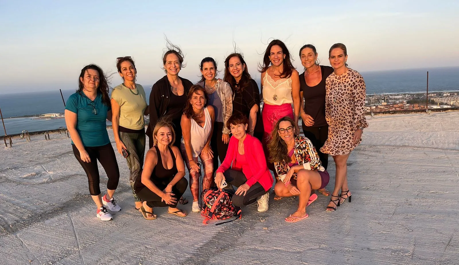 Grupo de amigas se reúne no One Residencial para Yoga nas Alturas