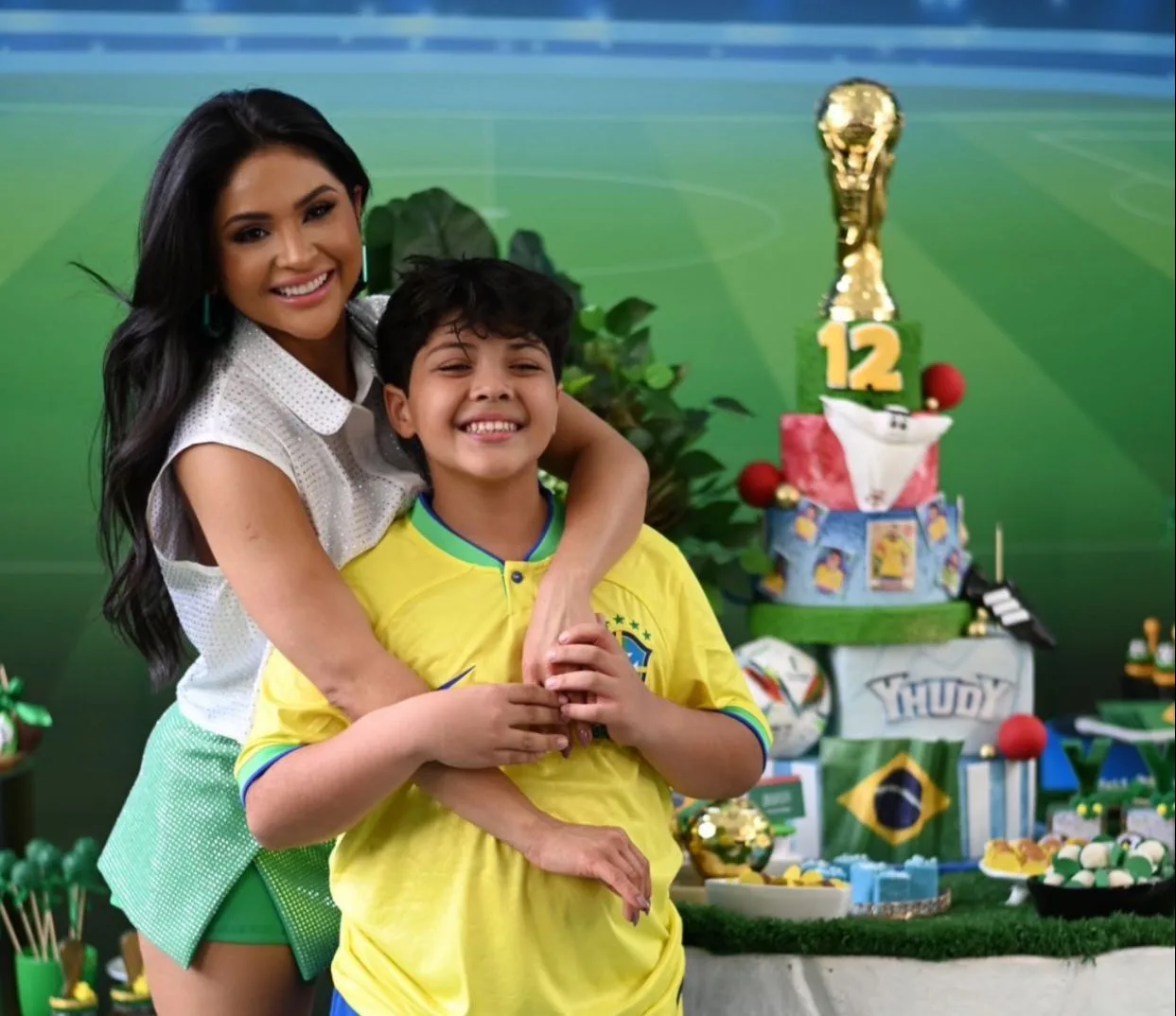 Mileide Mihaile comemora 12 anos do filho Yhudy em clima de Copa do Mundo