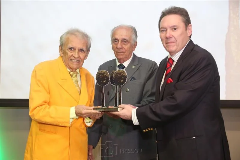 Colunista Lúcio Brasileiro recebe o Troféu Carnaúba