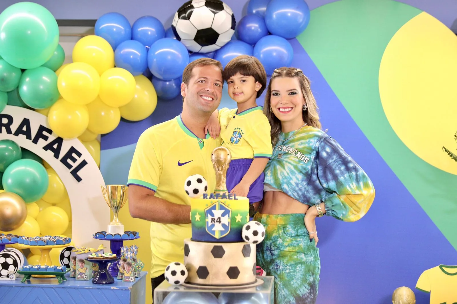 Nathália Alexandre e Rodrigo Ponte assopram as 4 velinhas do filho Rafael