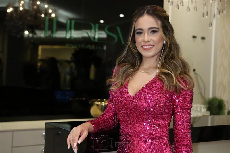 Theresa Montenegro lança Coleção Festas em noite fashion de frisson e brilho