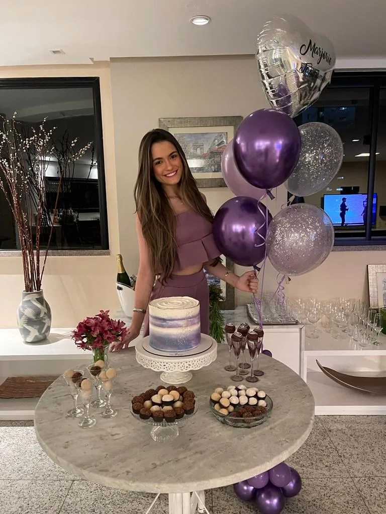 Marjorie Gurgel ganha festa de aniversário surpresa