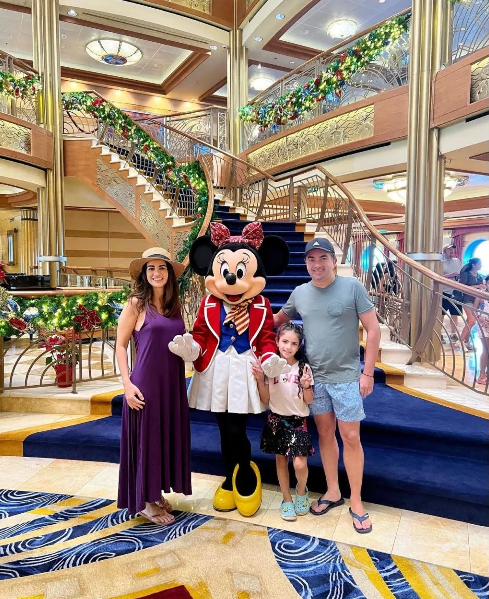 Giselle e Pedro Ivo Frota embarcam com a família no Disney Cruise