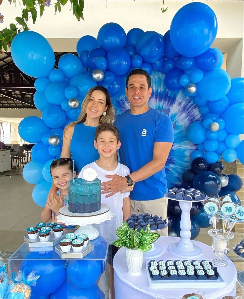 Liana e Rafael Sá cantam os parabéns para o filho Rafinha