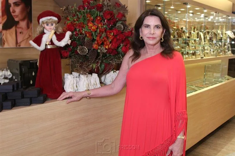 Sandra Pinheiro movimenta sua maison com petit comité para brindar os 20 anos da marca