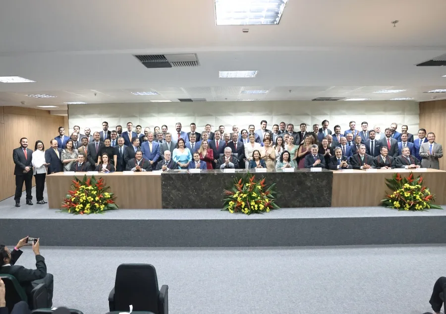 Governador, senador e deputados eleitos em 2022 são empossados pelo TRE-CE