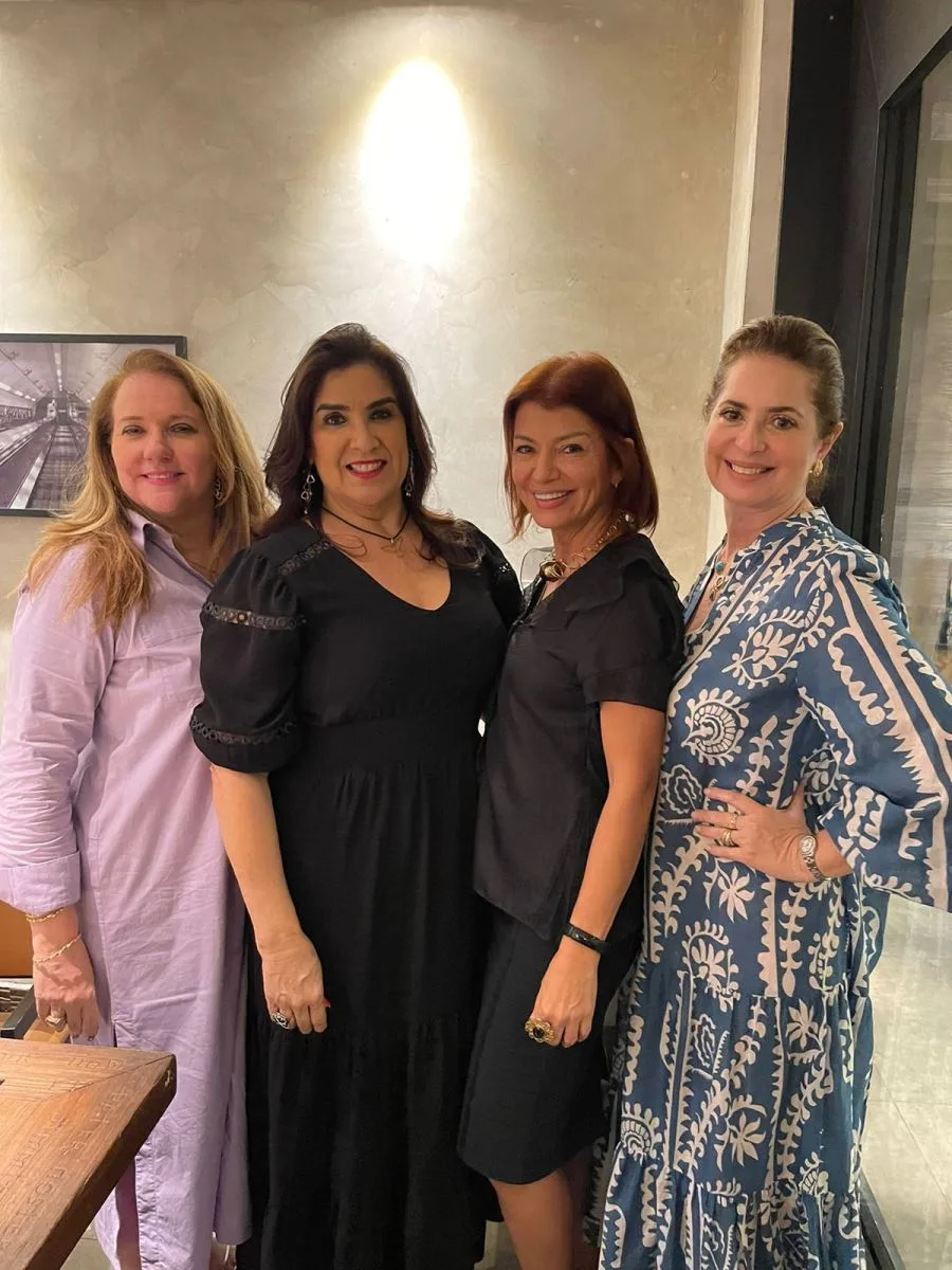 Suzane Farias comemora nova idade com turma de amigas