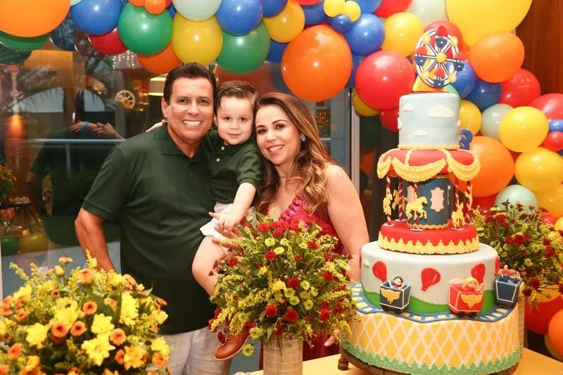 Cinthya Kalynne festeja os três anos do filho Pedro Eduardo com muitas brincadeiras e diversão