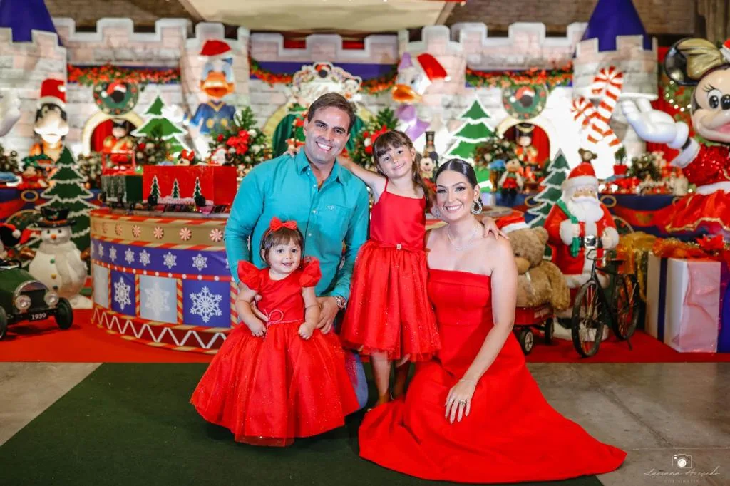 Catarina e André Guanabara assopram a primeira velinha da filha Helena em noite de Natal da Disney