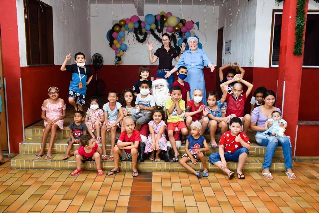 Lar Amigos Jesus ganha ceia e visita do Papai Noel em ação da Sodiê Doces