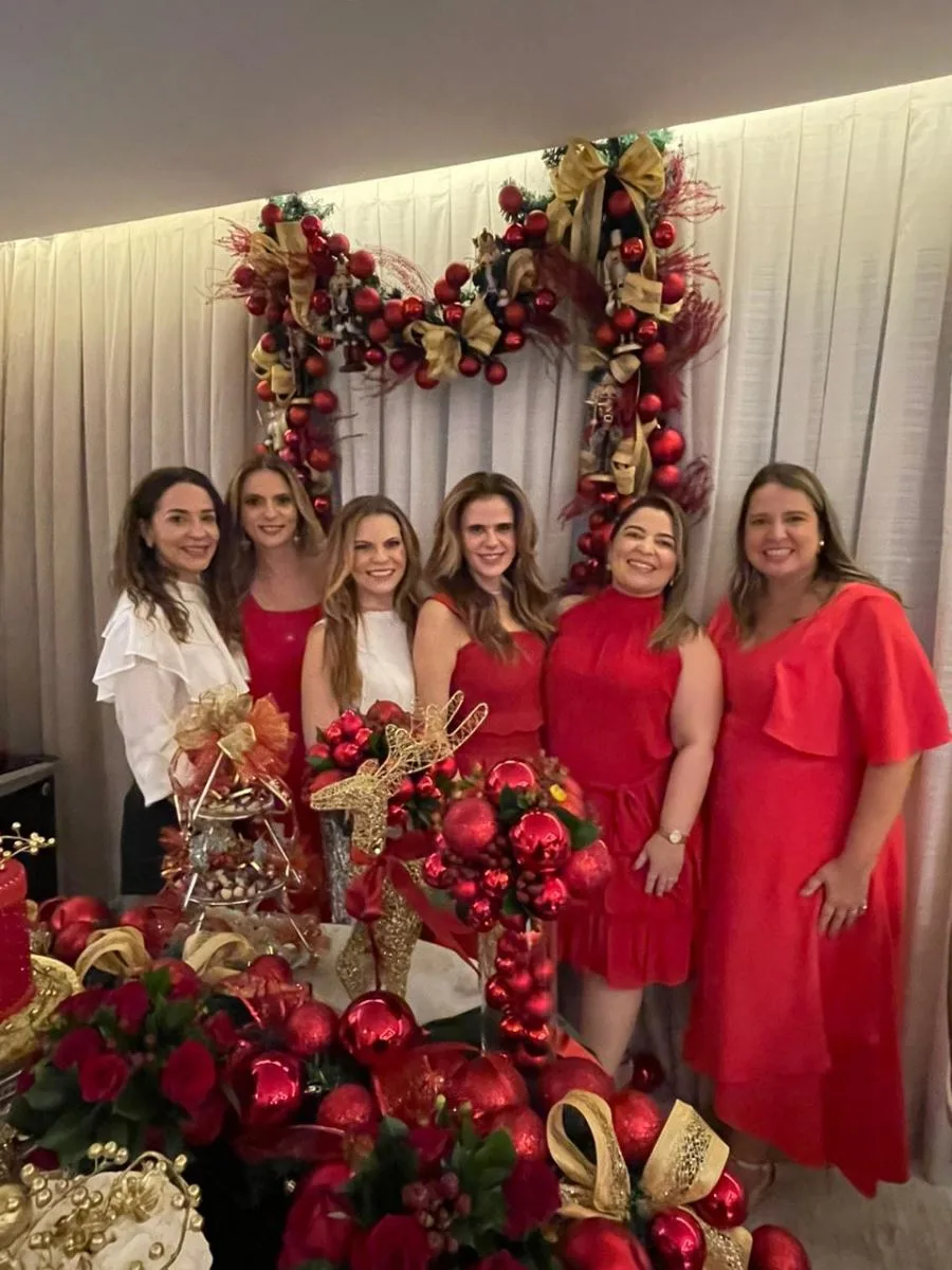Michelle Aragão recebe turma de amigas para confraternização natalina